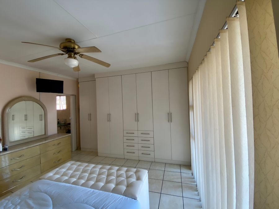 5 Bedroom Property for Sale in Heuwelsig North West
